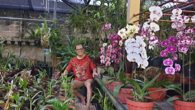 KURANGI JENUH DAN STRES: Kepala Bappeda DIJ Beny Suharsono dengan koleksi tanaman anggrek yang dirawatnya dengan baik.(DOK PRIBADI)