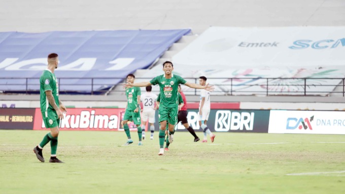 PENENTU: Selebrasi pemain Dave Mustaine usai membobol gawang Persela Lamongan lewat titik penalti, sekaligus menjadi gol penentu kemenangan PSS Sleman 3-2 atas Persela. (DOK PSS SLEMAN)