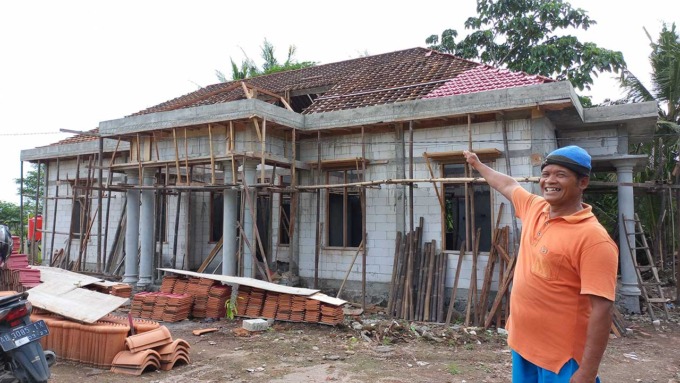 MEGAH: Barjo, 53 warga Padukuhan Sanggrahan RT 4 menunjukkan rumah barunya yang kini masih tahap pembangunan di Dusun Gumuk RT 5 RW 14, Sanggrahan (4/3).(MEITIKA CANDRA LANTIVA/RADAR JOGJA)
