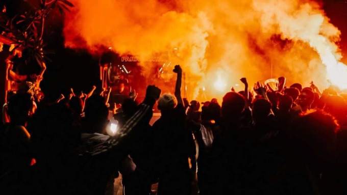 FANATIK: Kegembiraan para pendukung merayakan kemenangan PSS Sleman atas Persela Lamongan di Stadion Kapten I Wayan Dipta, Gianyar, Bali, Kamis sore (24/3).(DOKUMEN PSS Sleman)