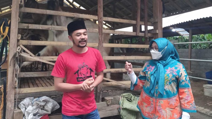 MUDA BERKARYA: Sekretaris BPPSDMP Kementan Siti Munifah berbincang dengan Rayndra Syahdan Mahmudin, duta petani milenial asal Kabupaten Magelang, Jumat (4/3). Siti Munifah meninjau usaha peternakan kambing milik Rayndra di Dusun Semen, Trenten, Candimulyo