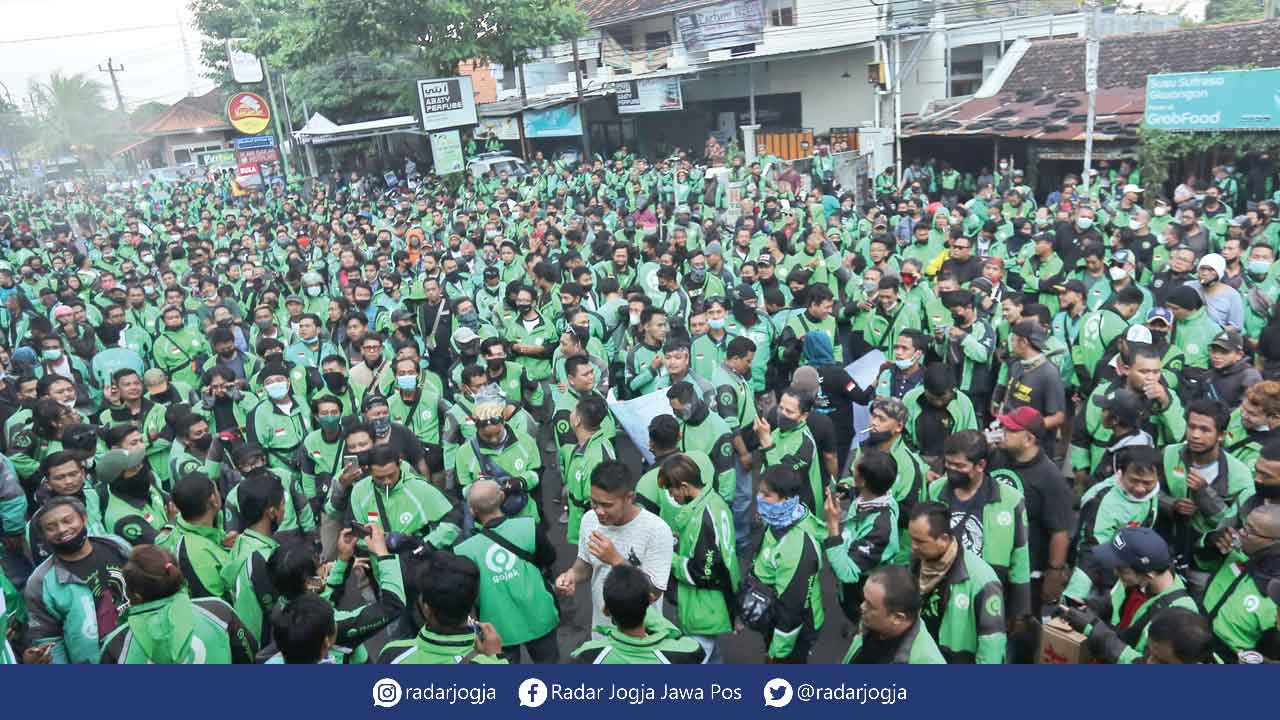 MENUNTUT: Ribuan driver ojek online yang tergabung dalam Paguyuban Gojek Driver Jogjakarat (Pagodja) saat berkumpul di sisi timur Stadion Kridosono, kemarin (24/3). ELANG KHARISMA DEWANGGA/RADAR JOGJA