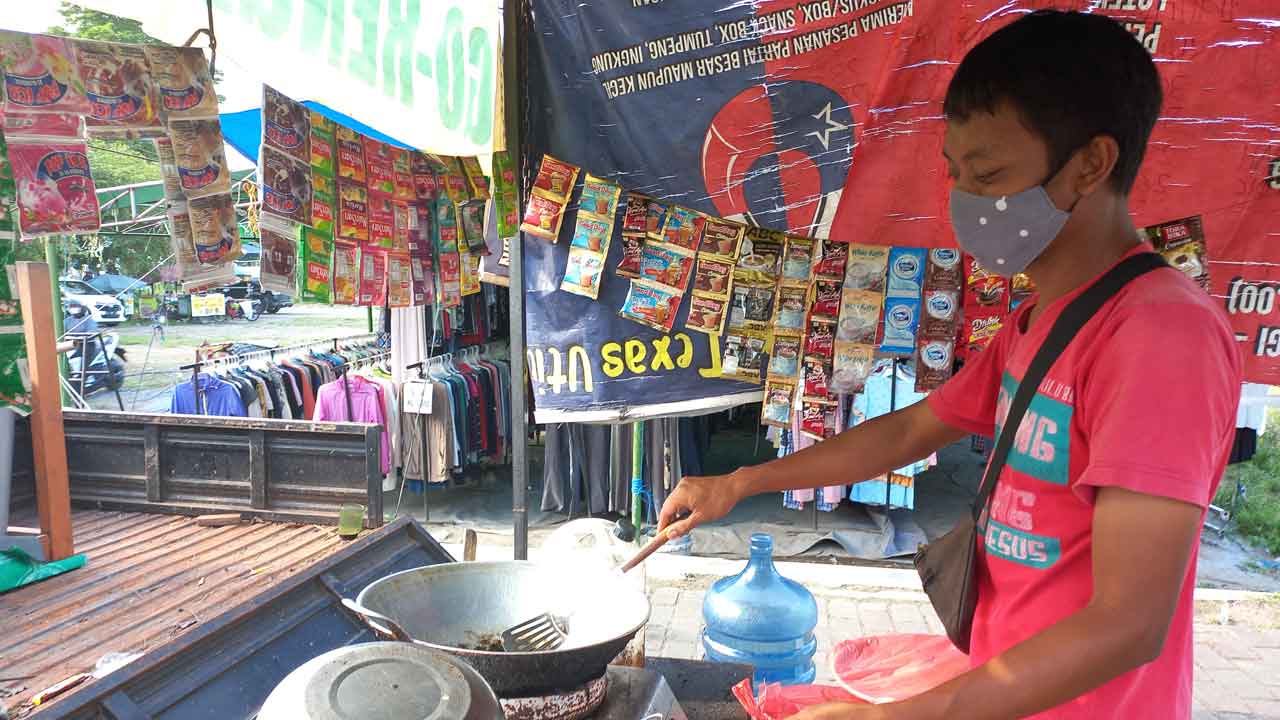 Ilustrasi penjual dan minyak goreng. (MEITIKA CL/RADAR JOGJA)