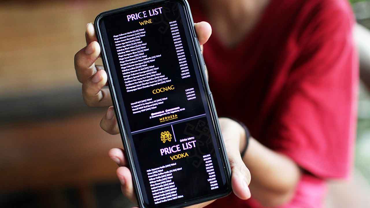 Daftar harga berbagai macam minuman beralkohol yang dijual sebuah toko di Jalan Kusumanegara, Kota Jogja, dapat diakses secara online melalui media sosial (medsos) Instagram, kemarin (17/3). (Guntur Aga Tirtana/Radar Jogja)