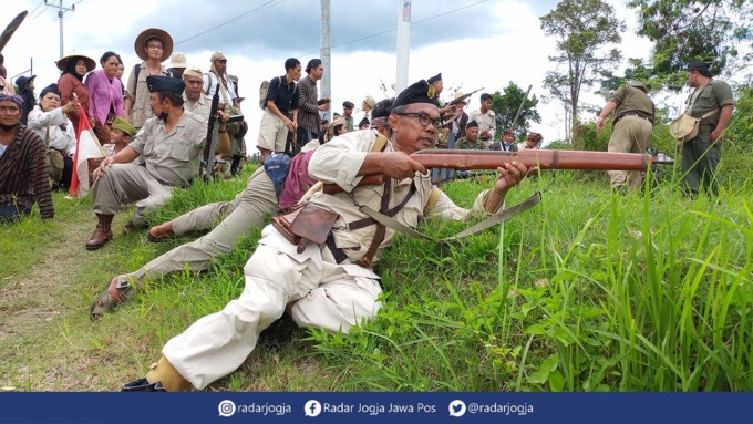 MENEGANGKAN: Teatrikal SO 1 Maret 1949 yang dibawakan komunitas renaktor dan masyarakat di Padukuhan Cibuk, Margoluwih, Seyegan, Sleman,(6/3).(MEITIKA CANDRA LANTIVA/RADAR JOGJA)