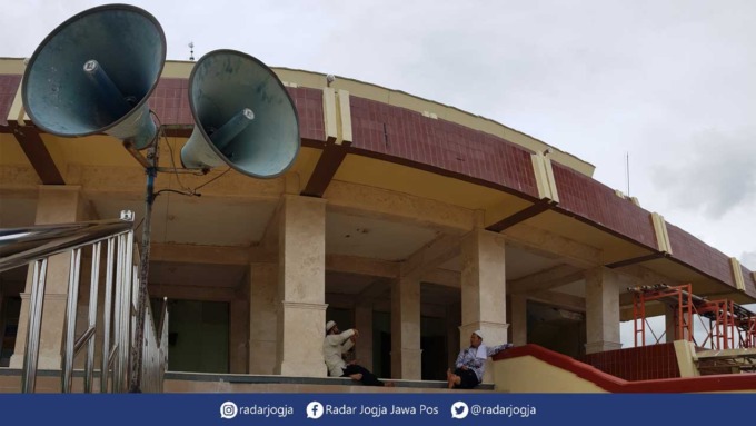 INI LHO: Karena direnovasi, pengeras suara dalam di Masjid Agung Al Ikhlas Wonosari untuk sementara dipasang di luar kemarin (3/3). Gunawan/radar jogja