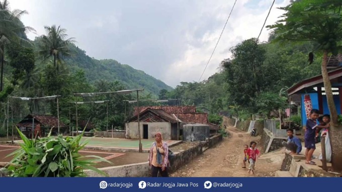 BUTUH PERHATIAN - Suasana di Padukuhan Wotawati, kalurahan Pucung, Kapanewon Girisubo menjelang sore. Nampak warga beraktifitas menunggu malam tiba beberapa waktu lalu.(GUNAWAN/RADAR JOGJA)