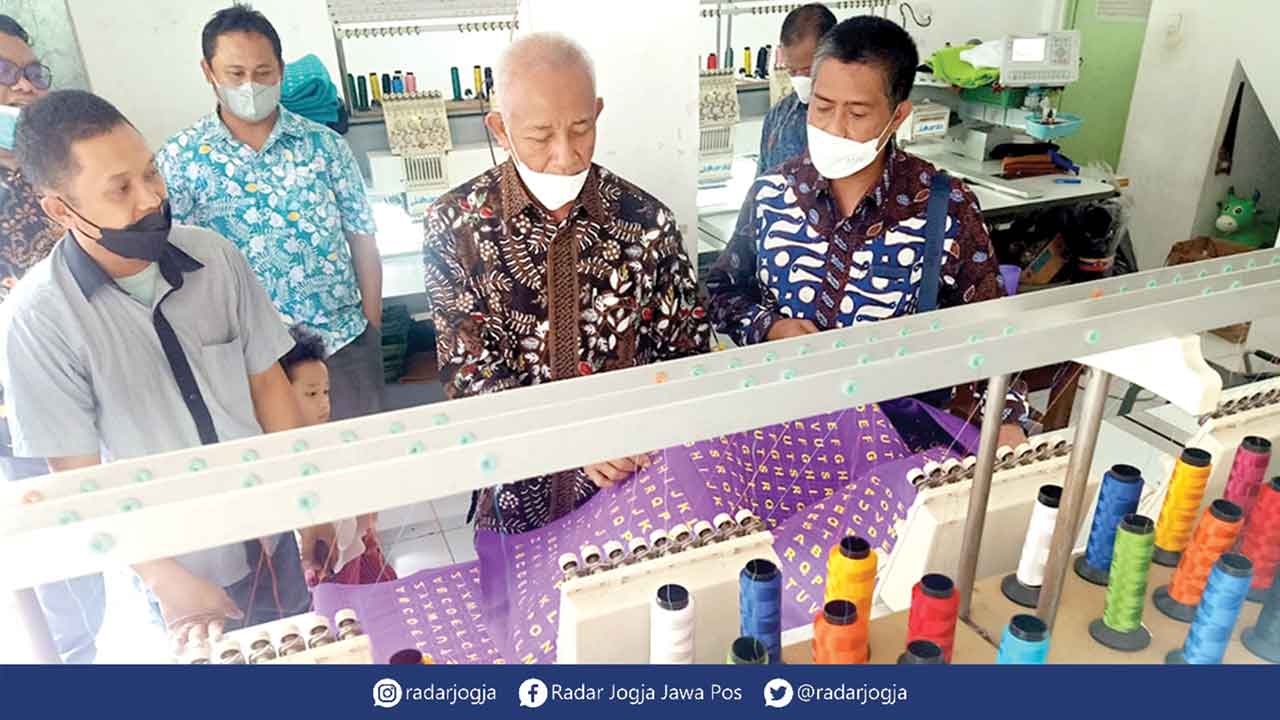 BANGKIT BERSAMA: Ketua Harian Dekranasda Sleman Ir H. Abdul Kadir MH (kanan) dan Ketua Umum Dekranasda Sleman Drs H. Sri Purnomo MSi (dua dari kanan) meninjau alat produksi bordir di Sentra Konveksi Bordir, Joho, Condongcatur, Depok, Sleman, Kamis (31/3).
