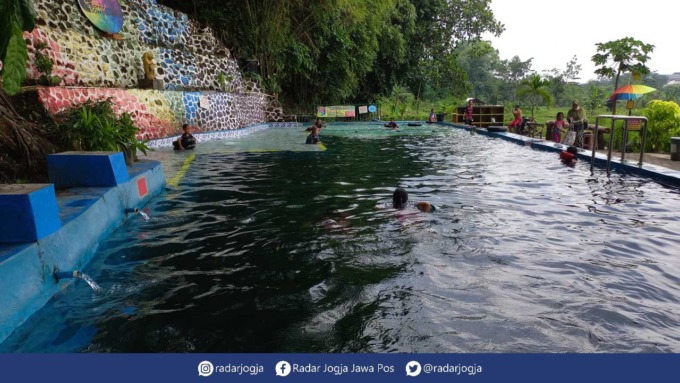 SEGER: Pengunjung Sendang Sombomerti, Padukuhan Sombomerten, Maguwoharjo, Depok, Sleman asik berenang, (29/3).(MEITIKA CANDRA LANTIVA/RADAR JOGJA)