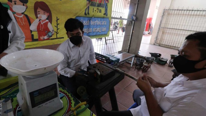 DICEK : Petugas melakukan sidang tera terhadap timbangan milik pedagang di Pasar Bantul.(PEMKAB BANTUL)