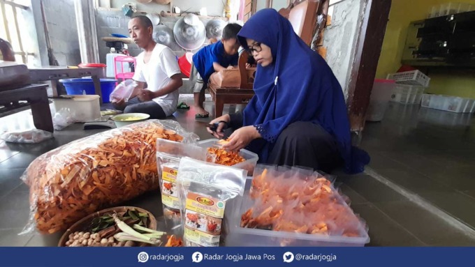 SIAP SAJI: Pengusaha minuman tradisional sedang meracik wedang uwuh yang siap seduh.(RADAR JOGJA FILE )