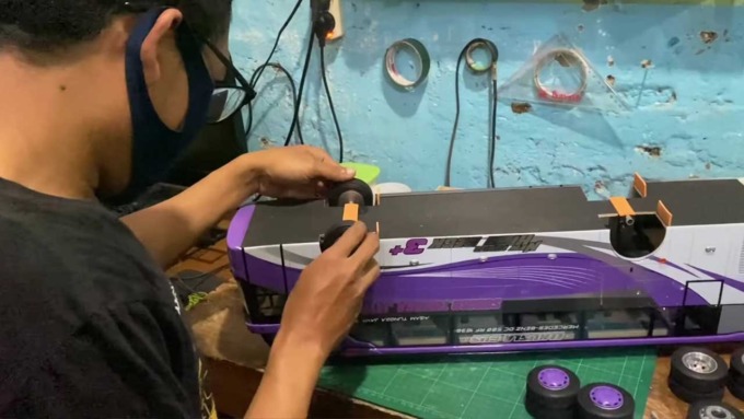 PELUANG USAHA - Warga Padukuhan Bendungan, Kalurahan Selang, Kapanewon Wonosari Resa Wahyu Restanto sedang merakit miniatur bus belum lama ini.(GUANAWAN/RADAR JOGJA)