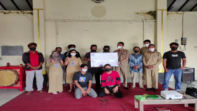 SAPA KONSTITUEN: Anggota Komisi C DPRD Sleman Indra Bangsawan (lima dari kanan) saat menyerahkan bantuan bibit ayam joper kepada warga Turi, Senin (14/3/2022). (DOK PRIBADI)