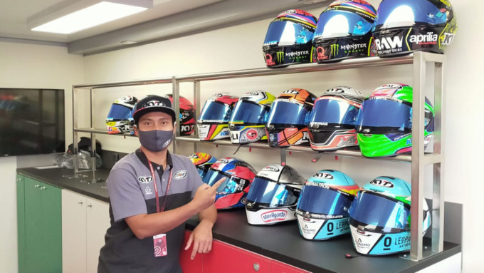 KELAS DUNIA: Mugiyono, pria asal Karanggayam, Kabupaten Kebumen dengan helm-helm pembalap Moto GP yang ditangani.(Mugiyono for Radar Jogja)