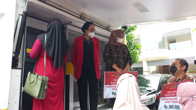 SUDAH MASUK: Sejumlah warga melakukan pengecekan bansos PKH melalui ATM keliling disaksikan anggota Komisi VIII DPR RI My Esti Wijayanti dan Bupati Sleman Kustini Sri Purnomo di Kompleks Parasamya Pemkab Sleman, (13/3).(MEITIKA CANDRA LANTIVA/RADAR JOGJA)