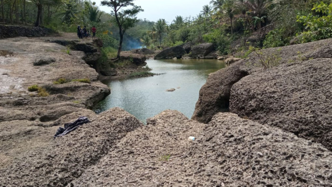 UNTUK MENYEDIRI - Kali Lemusur di Padukuhan Pacar II, Kalurahan Girisuko, Kapanewon Panggang bisa jadi alternatif bagi anda untuk menyendiri setelah seharian bergaul dengan banyak orang.(GUNAWAN/RADAR JOGJA)