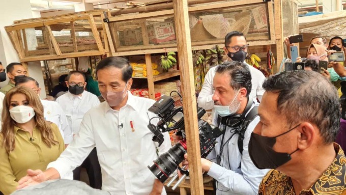 SINGKAT: Presiden Jokowi didamping Bupati Purworejo Agus Bastian berkunjung ke Pasar Baledono Purworejo, (30/3).(JIHAN ARON VAHERA/RADAR PURWOREJO)