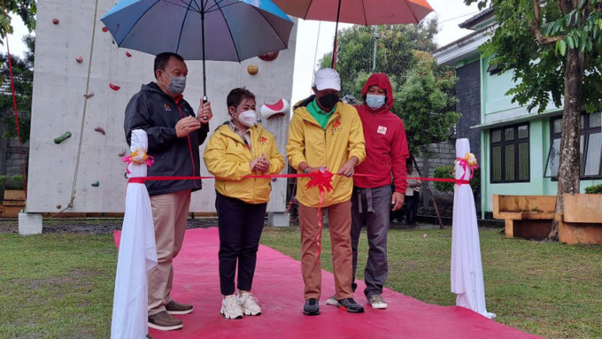 BERTARAF NASIONAL: Wali Kota Jogja Haryadi Suyuti (dua dari kanan) didampingi Ketum FPTI Kota Jogja Ipung Purwandari (dua dari kiri), Ketum KONI Kota Jogja Aji Karnanto (kiri), dan perwakilan Pengda FPTI DIJ Amar Syah meresmikan arena papan panjat tebing