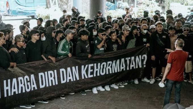 TAK KENAL LELAH: Sleman fans saat memberikan dukungan langsung kepada skuad PSS Sleman di Pulau Dewata beberapa waktu lalu.(DOKUMEN PSS SLEMAN)