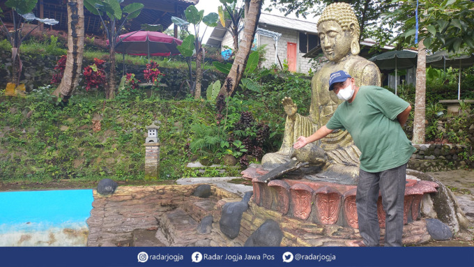 WISATA UNIK : Dukuh Karanganyar Dwi Haryanto sedang menunjukkan Sendang Mbundo beserta patung pancuran Buddha itu.(MEITIKA CANDRA LANTIVA/RADAR JOGJA)