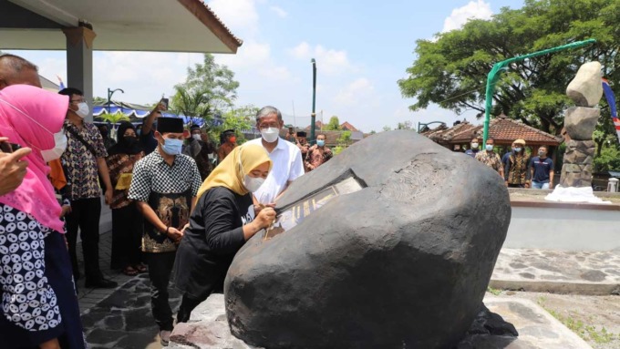 DIRESMIKAN: Bupati Kustini Sri Purnomo menandatangani prasasti saat meresmikan Taman Selo Kendel di Padukuhan Turen, Sardonoharjo, Ngaglik, Sleman, Minggu (13/3).(Humas dan Protokol Pemkab Sleman)