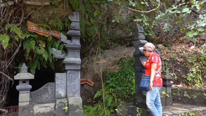 PENASARAN: Pengunjung wisata Watu Jagal, warga Seyegan Yani, 42, dibuat penasaran dengan goa dan air terjun destinasi Watu Jagal, Minggu (13/3).(MEITIKA CANDRA LANTIVA/RADAR JOGJA)
