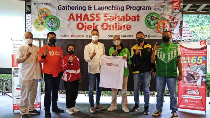 KERJA SAMA: Mewujudkan komitmen untuk terus memberikan layanan purna jual terbaik kepada konsumen, Astra Motor Yogyakarta meluncurkan program bertajuk “AHASS Sahabat Ojek Online”. (HONDA FOR RADAR JOGJA)