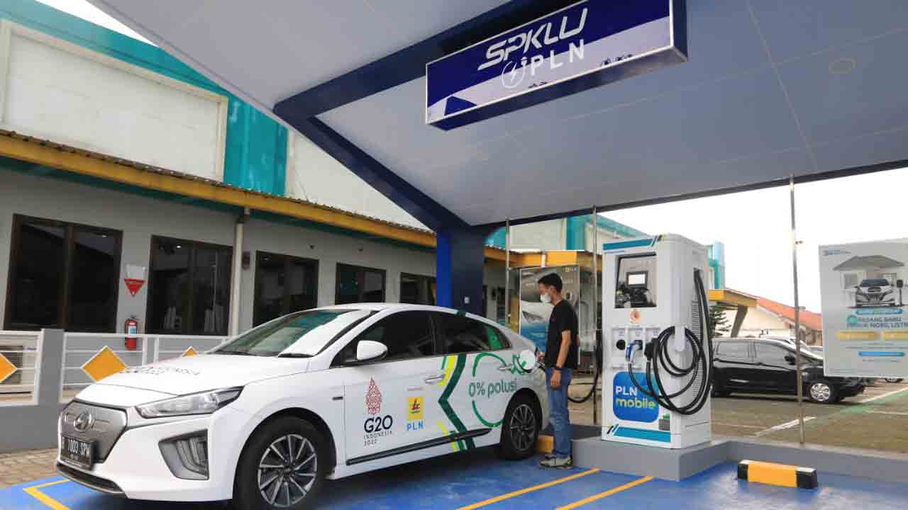 MOBIL LISTRIK: Stasiun Pengisian Kendaraan Listrik Umum (SPKLU) baru di PLN Unit Pelaksana Pelayanan Pelanggan (UP3) Jogjakarta melayani pengisian daya mobil listrik yang digunakan oleh delegasi G20. (PLN FOR RADAR JOGJA)