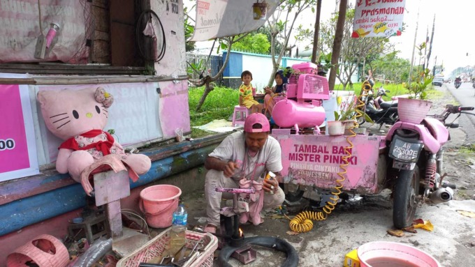 SERBA PINK: Yunanto di sela-sela kegiatannya di bengkel tambal ban serba pink miliknya, Jalan Kaliurang Km 8, Sinduharjo, Ngaglik, Sleman, kemarin (3/4).(MEITIKA CANDRA LANTIVA/RADAR JOGJA)