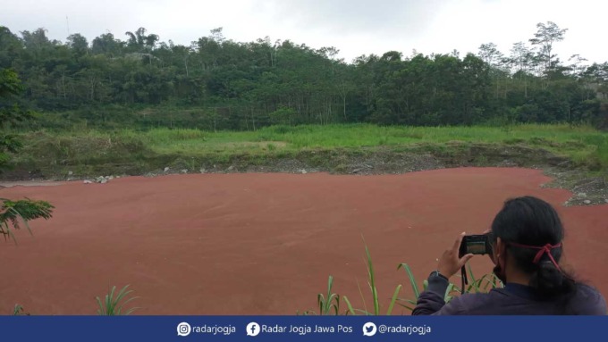 UNIK: Danau bekas tambang galian C di Dusun Kemiren, Srumbung, Kabupaten Magelang, ini mendadak dipenuhi tumbuhan berwarna merah. Seluruh danau pun ikut memerah.(Naila Nihayah/Radar Jogja)