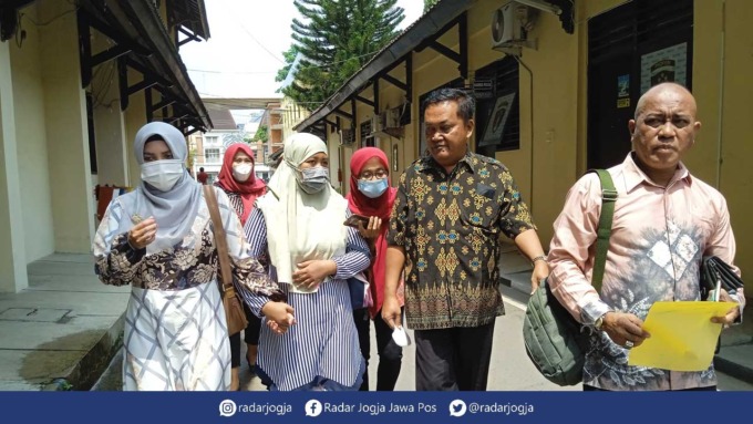 ADUKAN KE POLISI: Irmawati, 29, ART asal Cilacap, Jateng, menunjukkan luka akibat penganiayaan yang diduga dilakukan majikannya.(Wulan Yanuarwati/Radar Jogja)