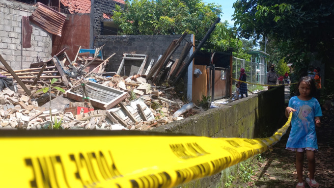 DIPASANG GARIS POLISI: Suasana TKP gudang rumah milik warga di RT 22 RW 09, Padukuhan Plosokuning V, Minomartani, Ngaglik, Sleman, kemarin (22/4).(MEITIKA CANDRA LANTIVA/RADAR JOGJA)