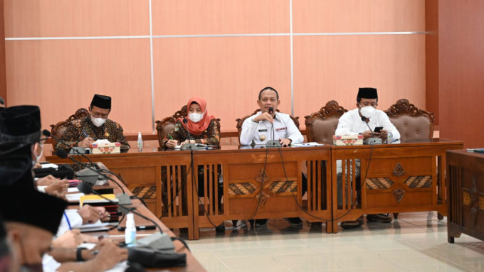 BAHAS THR: Bupati Kebumen Arif Sugiyanto memimpin rakor menyambut Lebaran di Ruang Arungbinang, Kompleks Pendopo Kabumian (23/4).(ISTIMEWA)
