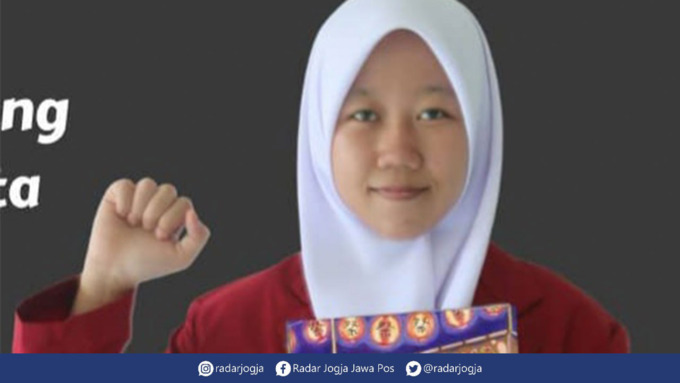 TAK MENYANGKA: Ummi Lathifa Nabila dengan poster karyanya yang menjuarai lomba lomba poster tingkat nasional. Siti Fatimah/Radar Jogja