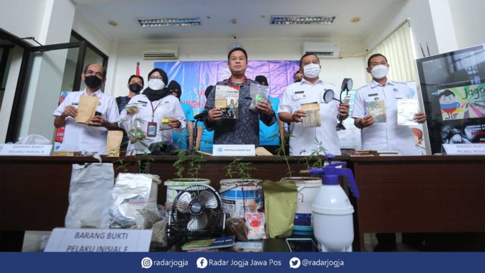 TERLARANG: Kepala BNNP DIJ Brigjen Pol Andi Fairan (baju doreng) saat memberikan keterangan terkait penangkapan tersangka kasus kepemilikan tanaman ganja di kantor BNNP DIJ, Mergangsan, Kota Jogja, kemarin (7/4). (ELANG KHARISMA DEWANGGA/RADAR JOGJA)