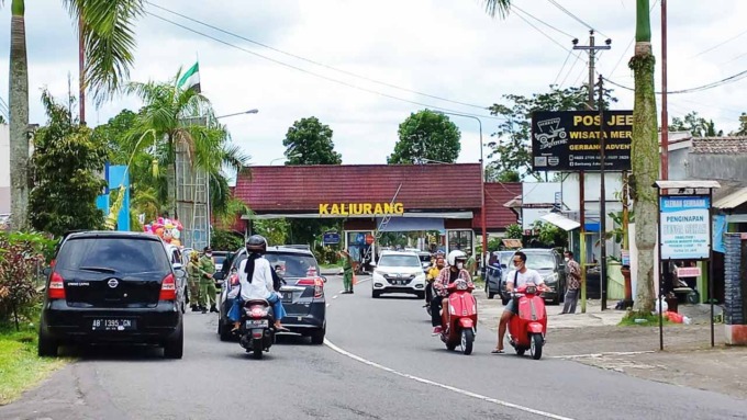 FOTO: JALUR WISATA: Suasana pintu masuk Wisata Kaliurang, beberapa waktu lalu. Jalan kaliurang ini Pada 3-8 Mei hendak diberlakukan jalan satu arah. (MEITIKA CANDRA LANTIVA/RADAR JOGJA)