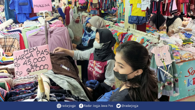 KEMBALI RAMAI: Calon pembeli hendak berbelanja baju di Pasar Beringharjo, Jogja, Rabu (20/4). Pasar Beringharjo mulai dipadati pengunjung yang akan berbelanja untuk kebutuhan Lebaran.(GUNTUR AGA TIRTANA)