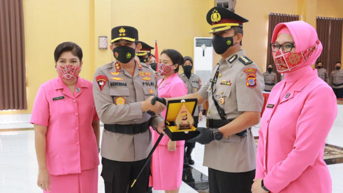 ROTASI: Serah terima jabatan Kepala Biro Logistik Polda DIJ dan Kapolresta Jogjakarta dipimpin oleh Kapolda DIJ Irjen Pol Asep Suhendar di Gedung Anton Soedjarwo Polda DIJ, kemarin (28/4).(HUMAS POLDA DIJ FOR RADAR JOGJA)