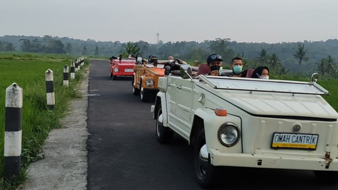 SERU: Sensasi ngabuburit naik mobil antik keliling desa di wilayah Nanggulan, Kulonprogo, kemarin.(HENDRI UTOMO / RADAR JOGJA)