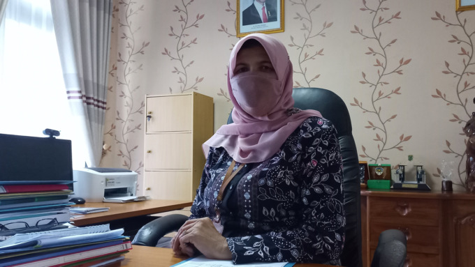 Kepala Dinas Tenaga Kerja (Disnaker) Sleman Sutiasih di Kantornya, kemarin (27/4).(MEITIKA CANDRA LANTIVA/RADAR JOGJA)