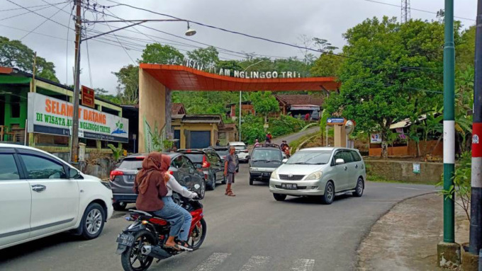 HATI-HATI : Jalur jalan menuju objek wisata Kebun Teh Nglinggo, Kapanewon Samigaluh, Kulonprogo, kemarin.(HENDRI UTOMO / RADAR JOGJA)