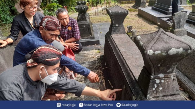 BERKUNJUNG: Mas Lurah Suraksa Surasetika (dua dari kiri) dan Andriani Wulandari saat mengunjungi makam Raden Tembung Jayaningrat I.(SITI FATIMAH/RADAR JOGJA)