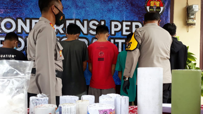 DIAMANKAN: Delapan pelajar yang merakit mercon untuk takbiran beserta barang bukti saat dihadirkan di Polsek Bantul kemarin (24/4).(ISTIMEWA)