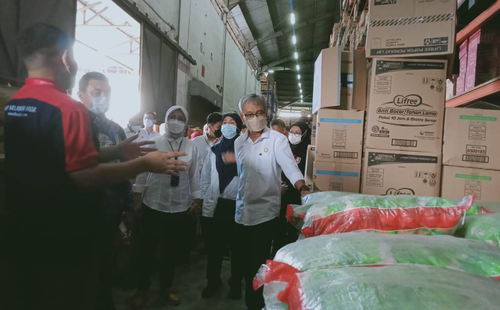 TPID DIJ memantau ketersedian stok bahan kebutuhan pokok di gudang Alfamidi di Banguntapan, Bantul