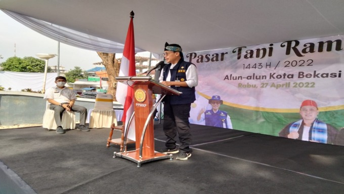 KAWAL STOK BAHAN PANGAN: Kepala BPPSDMP Kementan Dedi Nursyamsi saat menyampaikan sambutan dalam pembukaan pasar tani Ramadan di Alun-Alun Kota Bekasi, Rabu (27/4/2022). (PPOLBANGTAN YOMA)