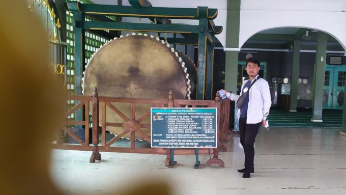 YANG TERBESAR: Bedug Kyai Bagelen atau Bedug Pendowo di Masjid Agung Purworejo yang diyakini sebagai bedug terbesar di dunia.(HENDRI UTOMO/RADAR PURWOREJO)