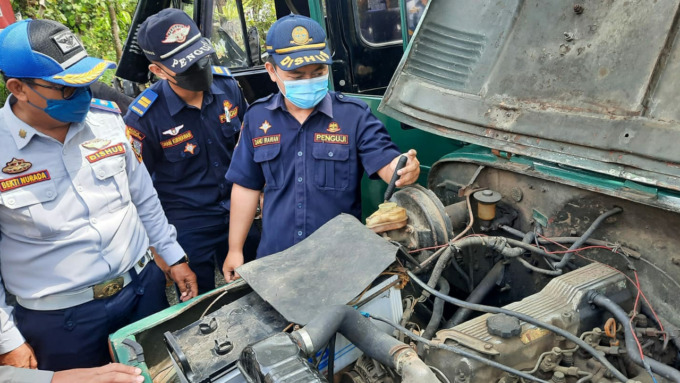 CEK: Dinas Perhubungan (Dishub) Kabupaten Kulonprogo dan Satlantas Polres Kulonprogo melakukan cek kelaikan Jeep Wisata di Kampung Traveler, Kalurahan Sendangsari, Kapanewon Pengasih, kemarin.(ISTIMEWA)