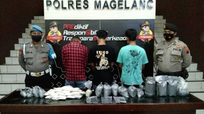 WAJIB LAPOR: Ketiga pelajar yang membuat obat mercon berhasil diamankan Polres Magelang dengan sejumlah barang bukti.(ISTIMEWA)