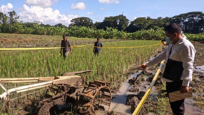 TEMPAT KEJADIAN : Petugas Polsek Sentolo saat melakukan identifikasi kasus pencurian mesin traktor di bulak persawahan Padukuhan Kidulan Kalurahan, Salamrejo Kapanewon Sentolo.(DOKUMENTASI HUMAS POLRES KULONPROGO)