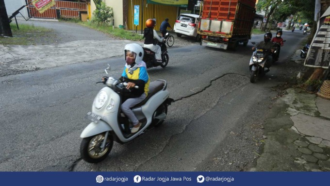 RUSAK : Pengendara melintas di jalan Gito Gati Sleman menghindari lubang.(ELANG KHARISMA DEWANGGA/RADAR JOGJA)